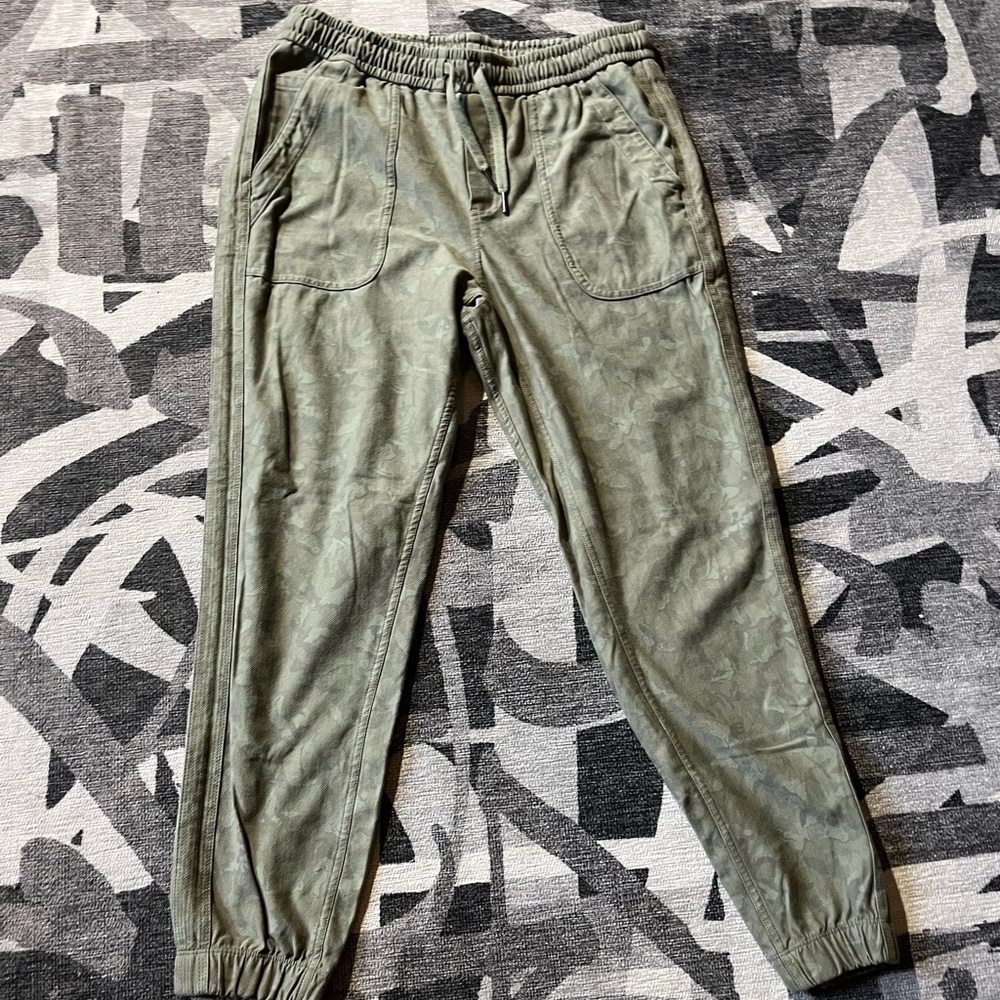Athleta Farallon Olive Green Stratum Camouflage Joggers *EUC*